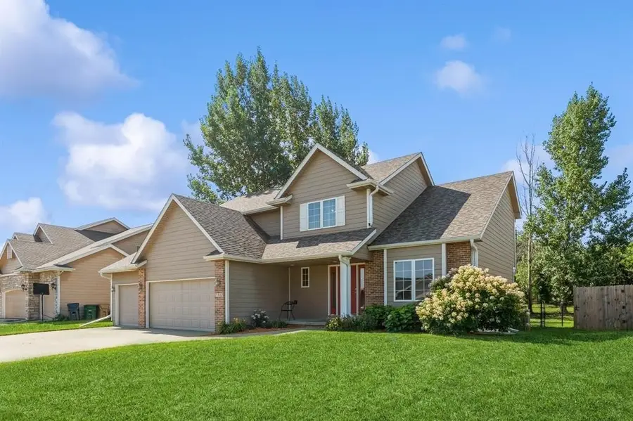 7322 Oakwood Drive, Urbandale, IA 50322 - #3