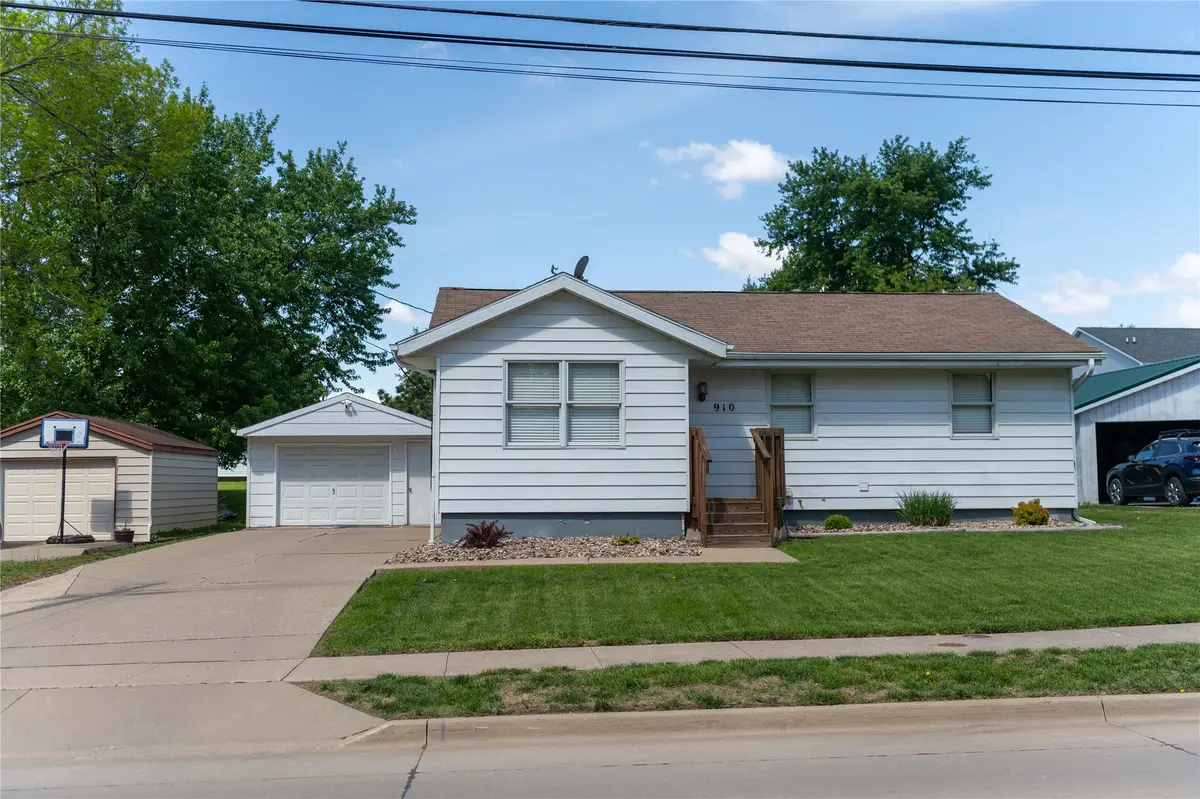 910 N Roche Street, Knoxville, IA 50138 - #1
