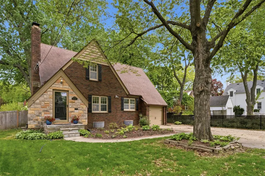 2715 46th Street, Des Moines, IA 50310 - #2