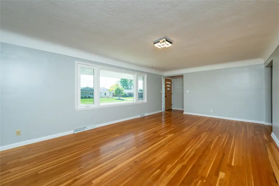 7217 Maple Drive, Urbandale, IA 50322 - #3