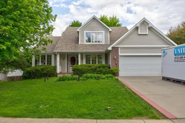 9204 Oakridge Place, Johnston, IA 50131