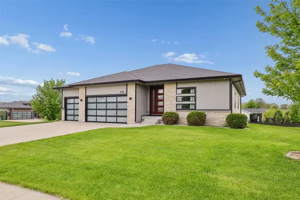 824 83rd Street, West Des Moines, IA 50266