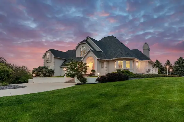 1 Buck Hill Drive, Pella, IA 50219