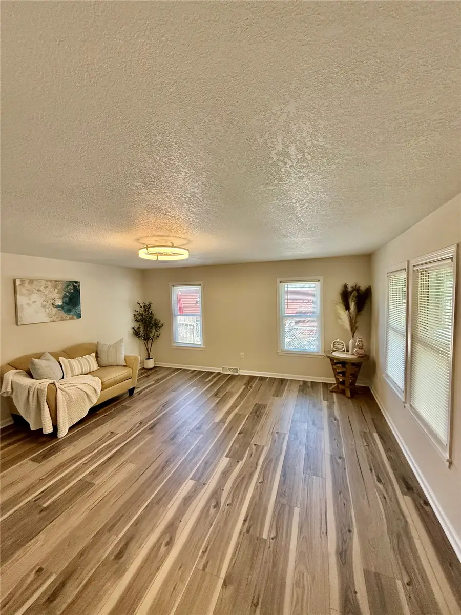 1820 E 25th Street, Des Moines, IA 50317 - #3