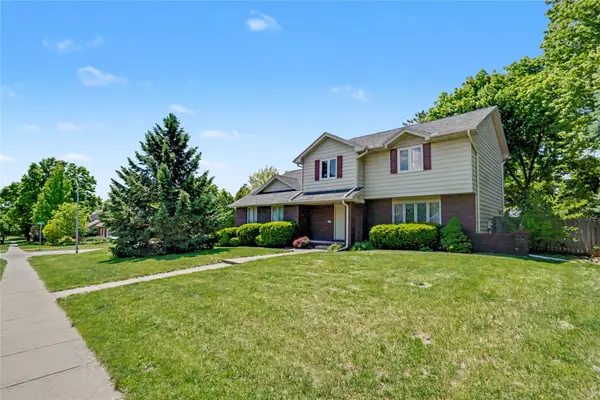 900 Prairie View Drive, West Des Moines, IA 50266