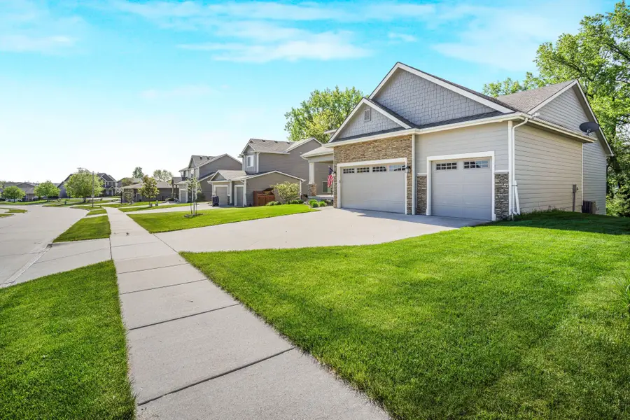 16214 Northpark Drive, Urbandale, IA 50323 - #2