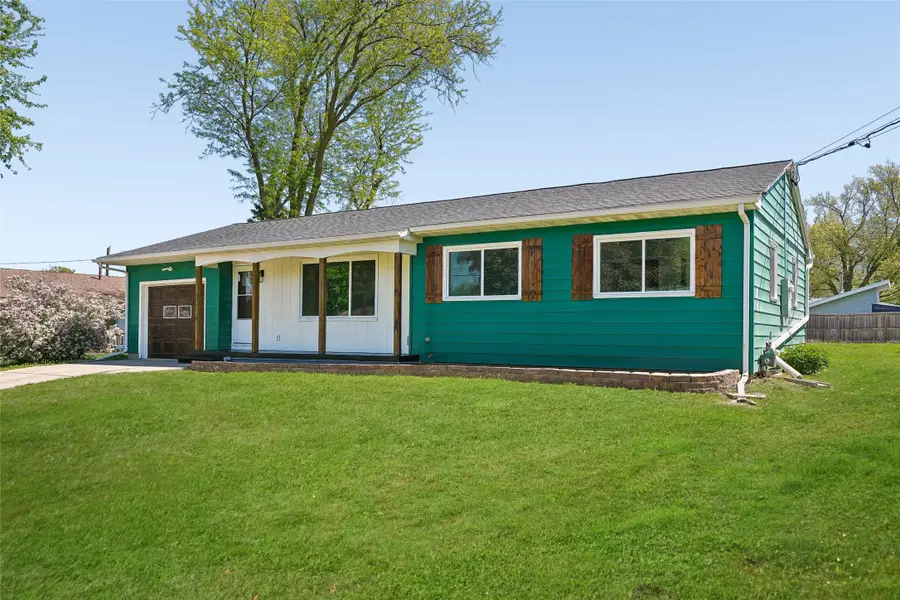 902 E 14th Street S, Newton, IA 50208 - #2