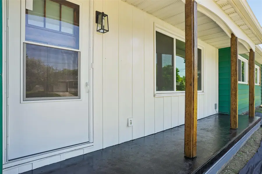 902 E 14th Street S, Newton, IA 50208 - #3