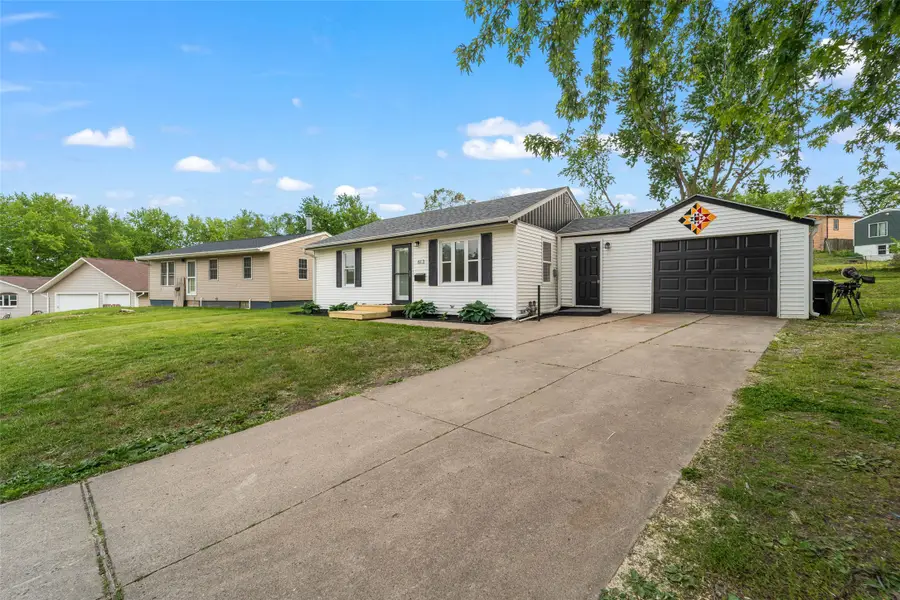 613 E 26th Street S, Newton, IA 50208 - #3