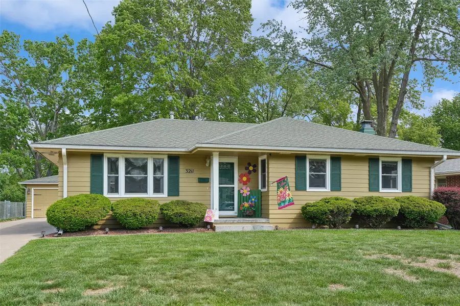 3211 Bel Aire Road, Des Moines, IA 50310 - #2