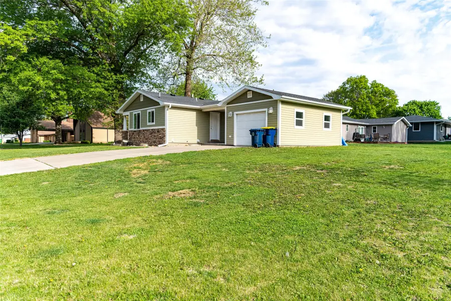 1352 E 3rd Street, Pella, IA 50219 - #2