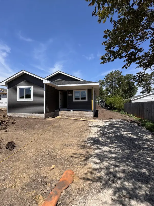 1516 Maple Street, Des Moines, IA 50316