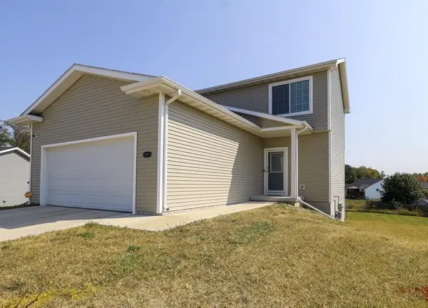2351 Shadow Creek Circle, Des Moines, IA 50320