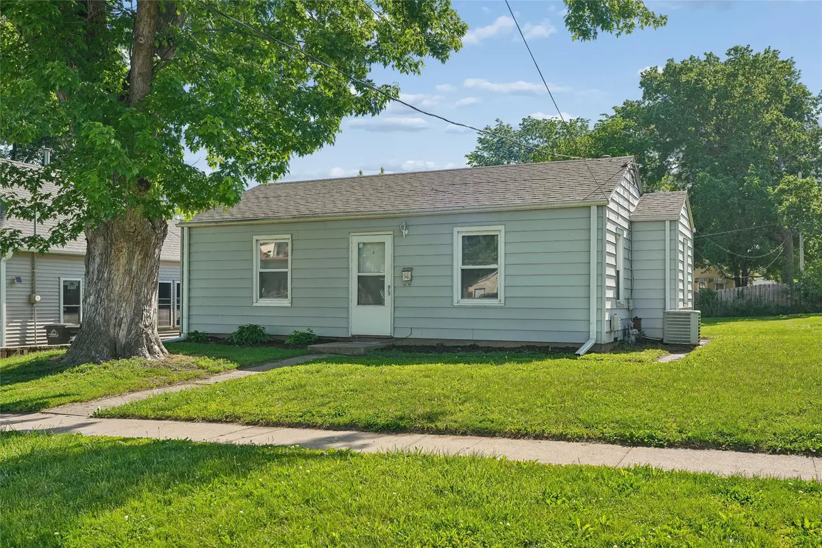 3305 E 13th Street, Des Moines, IA 50316 - #1