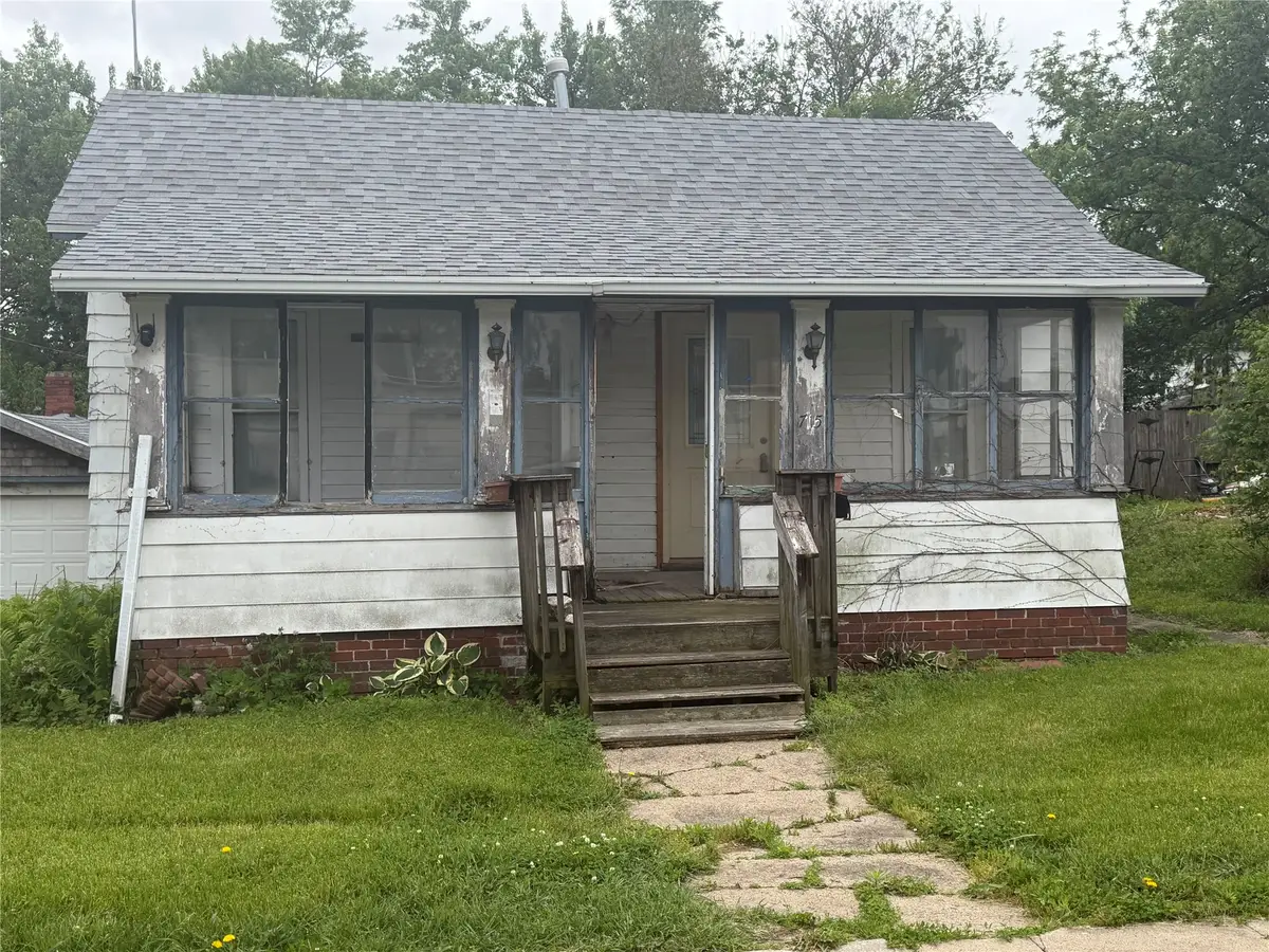 715 N 3rd Avenue E, Newton, IA 50208 - #1