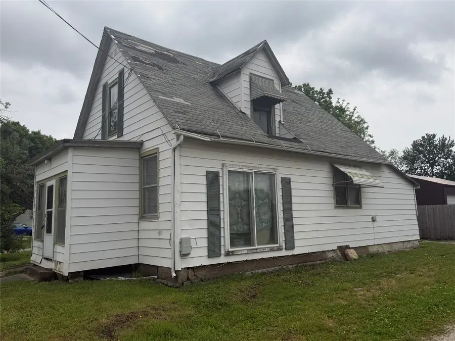 507 N 2nd Avenue W, Newton, IA 50208 - #2