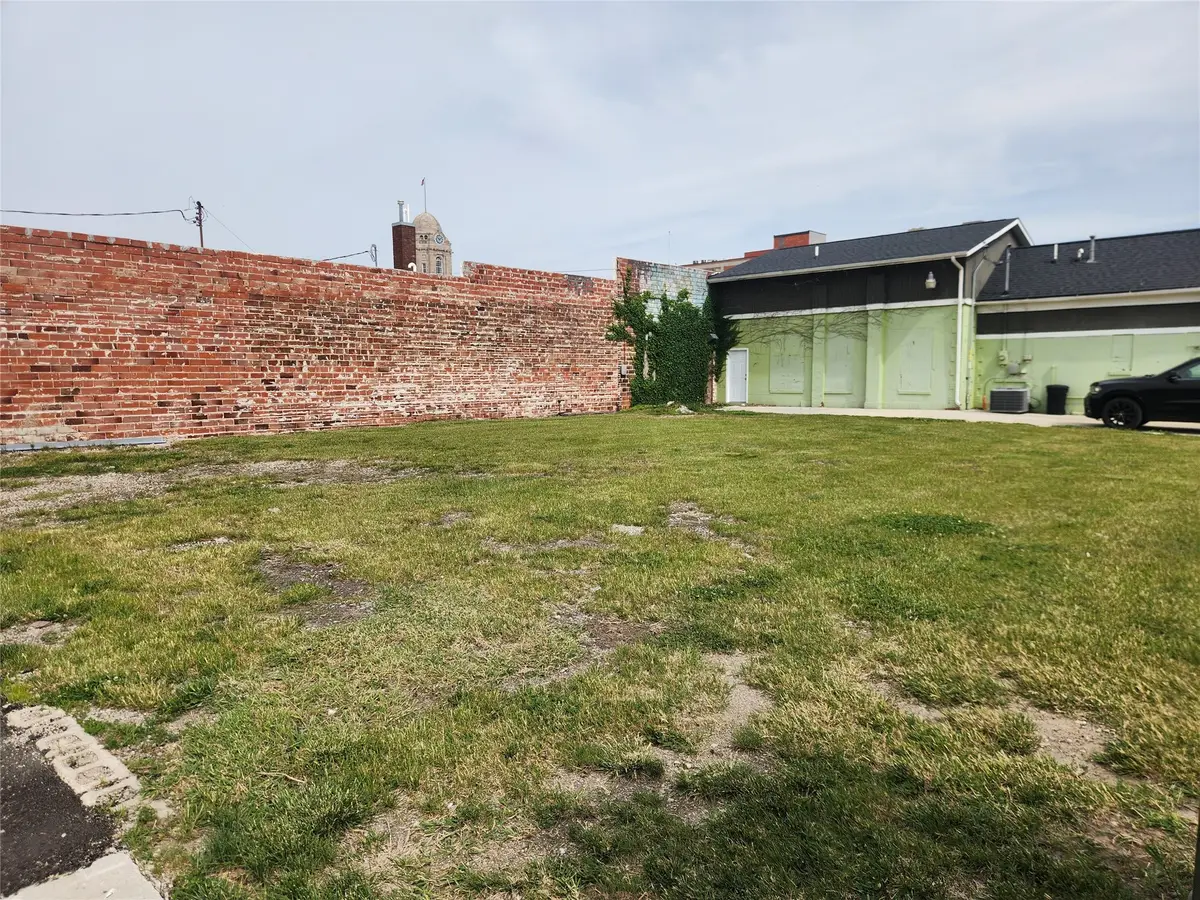 107 E 2nd Street S, Newton, IA 50208 - #1