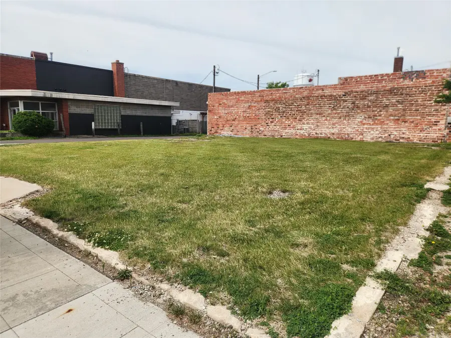 107 E 2nd Street S, Newton, IA 50208 - #2