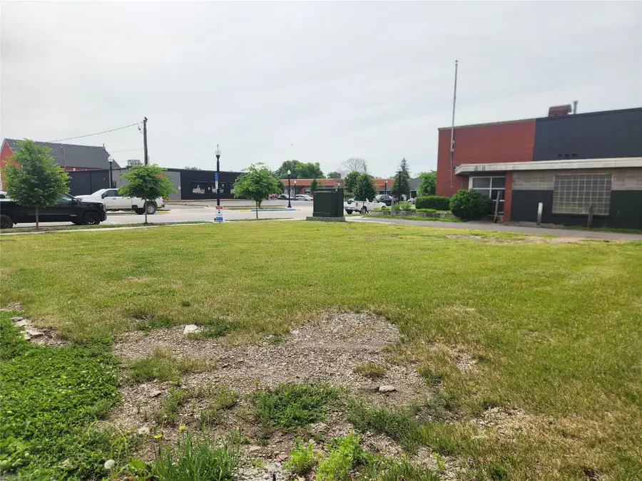 107 E 2nd Street S, Newton, IA 50208 - #3