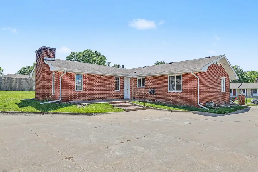 222 E 10th Street, Pella, IA 50219 - #3