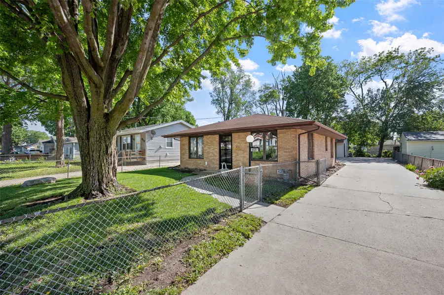 809 E 27th Street, Des Moines, IA 50317 - #2