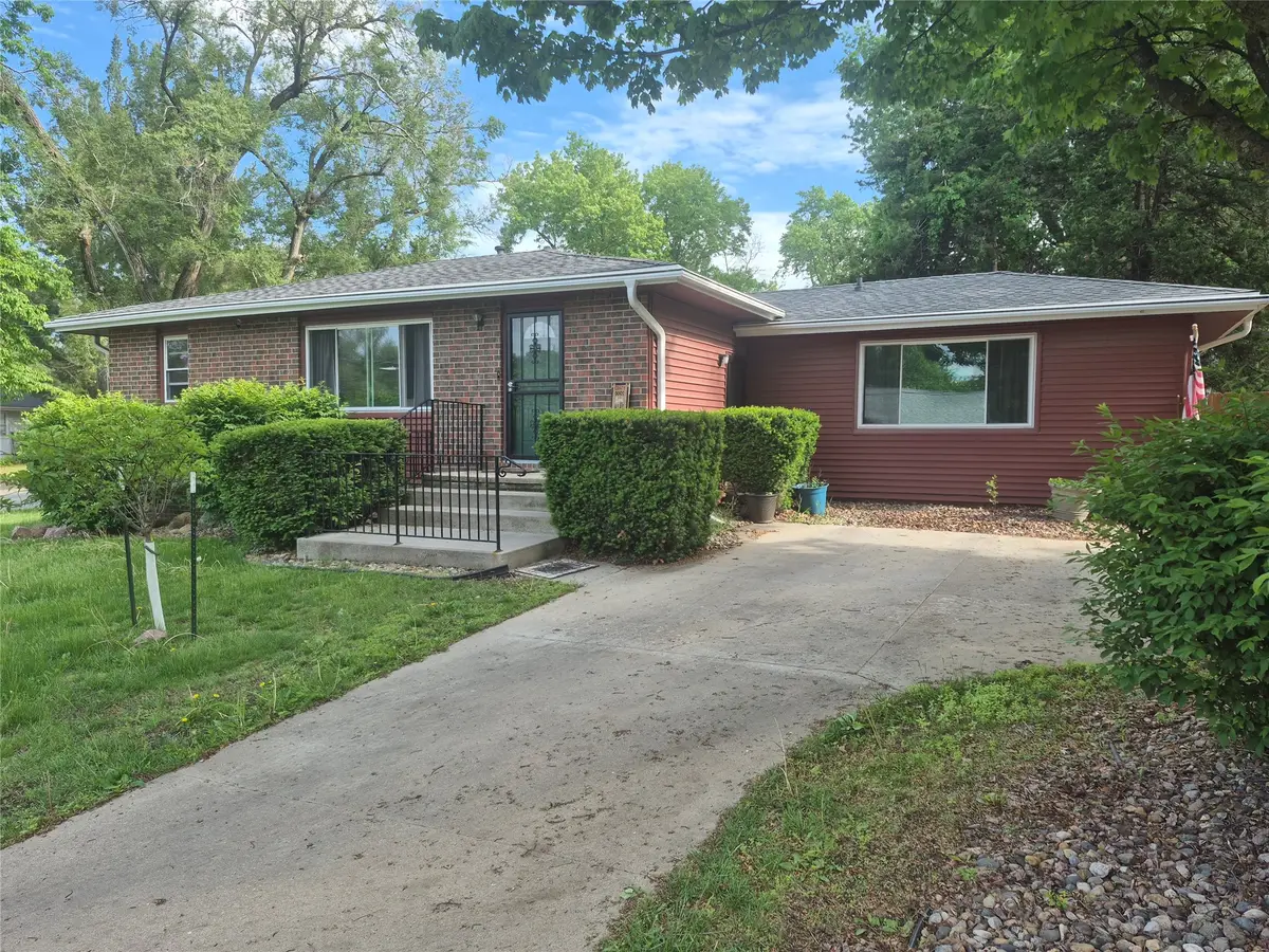 435 E Leach Avenue, Des Moines, IA 50315 - #1