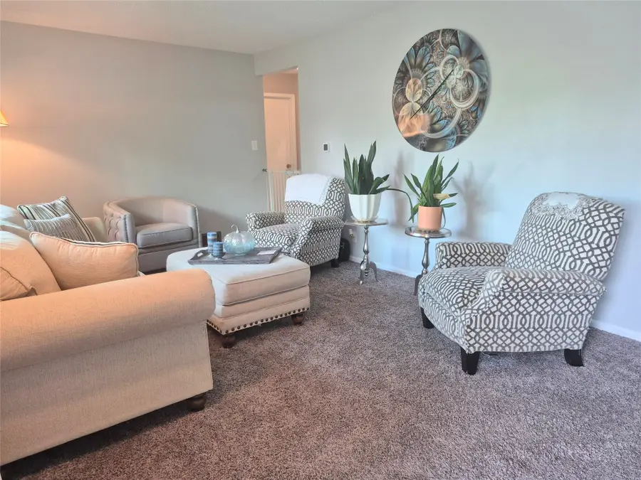 435 E Leach Avenue, Des Moines, IA 50315 - #3