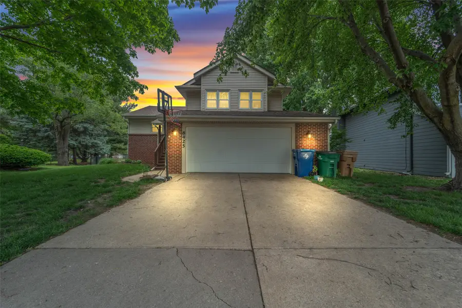 8425 Sharon Circle, Urbandale, IA 50322 - #2