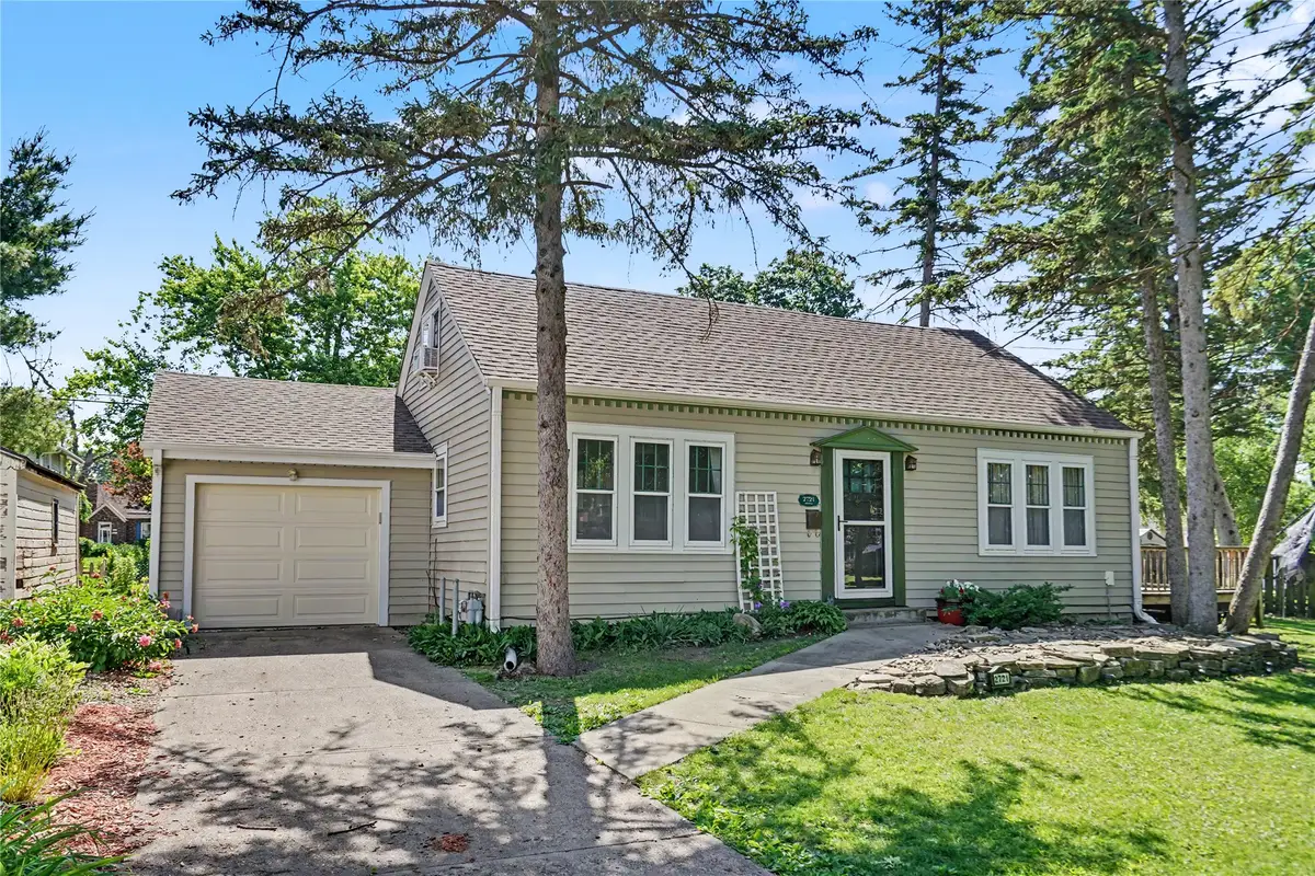 2721 48th Place, Des Moines, IA 50310 - #1