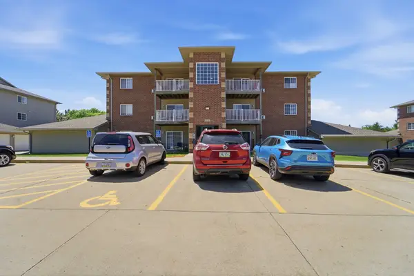 4130 100th Street #8, Urbandale, IA 50322