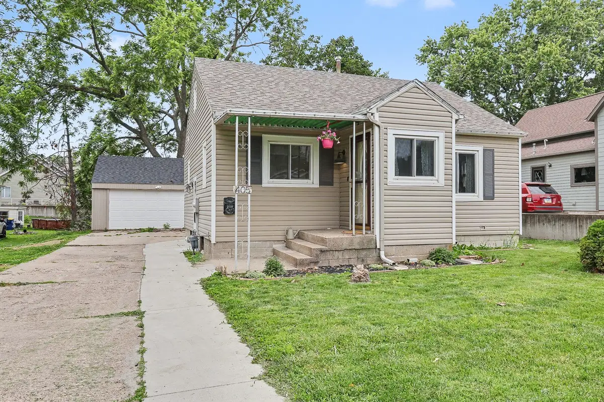 405 E 3rd Street, Pella, IA 50219 - #1