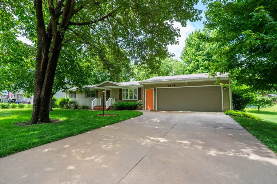 1429 W 1st Street, Pella, IA 50219 - #2