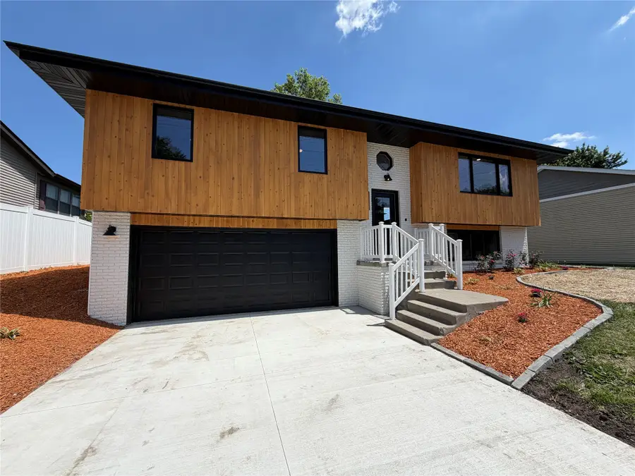 818 E 19th Street N, Newton, IA 50208 - #2