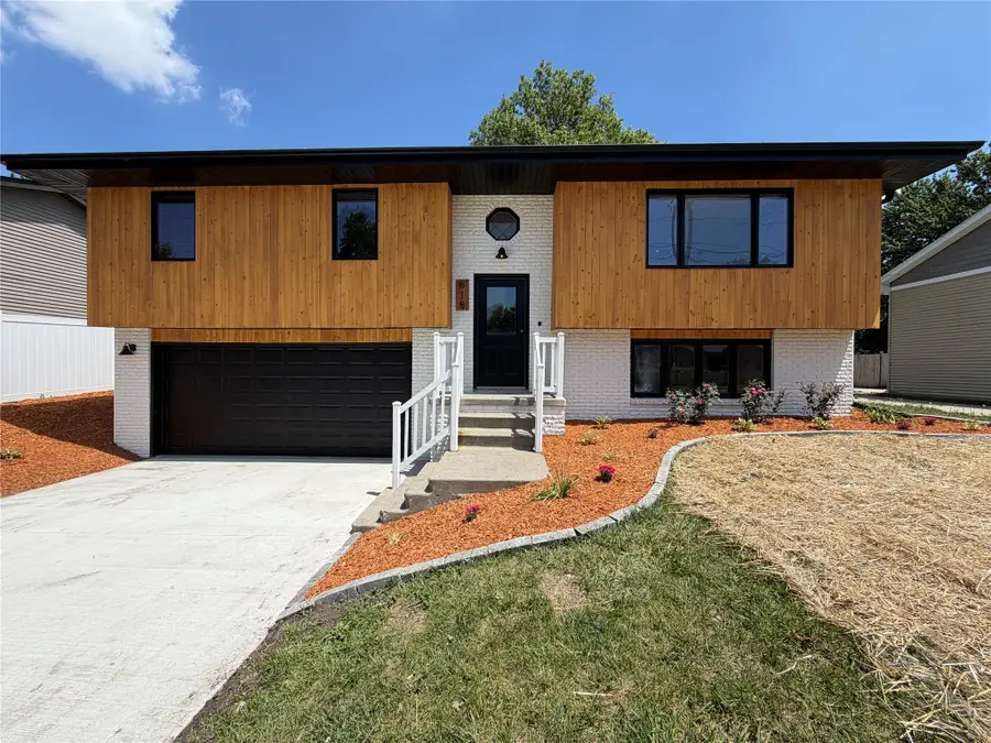 818 E 19th Street N, Newton, IA 50208 - #3