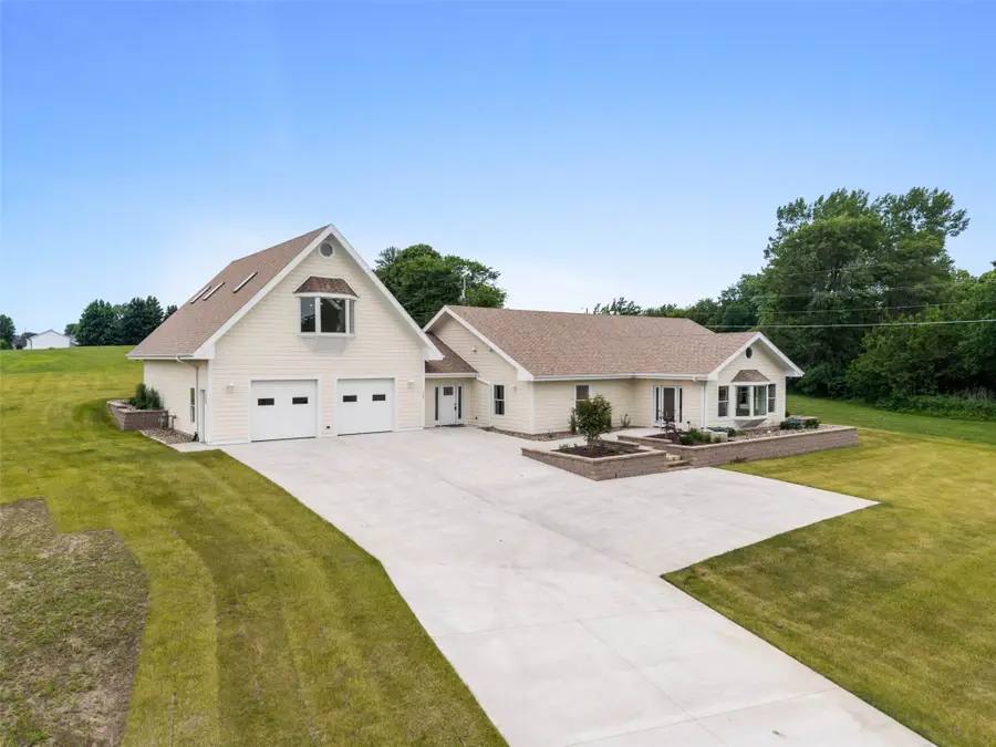 1805 S 8th Avenue E, Newton, IA 50208 - #2