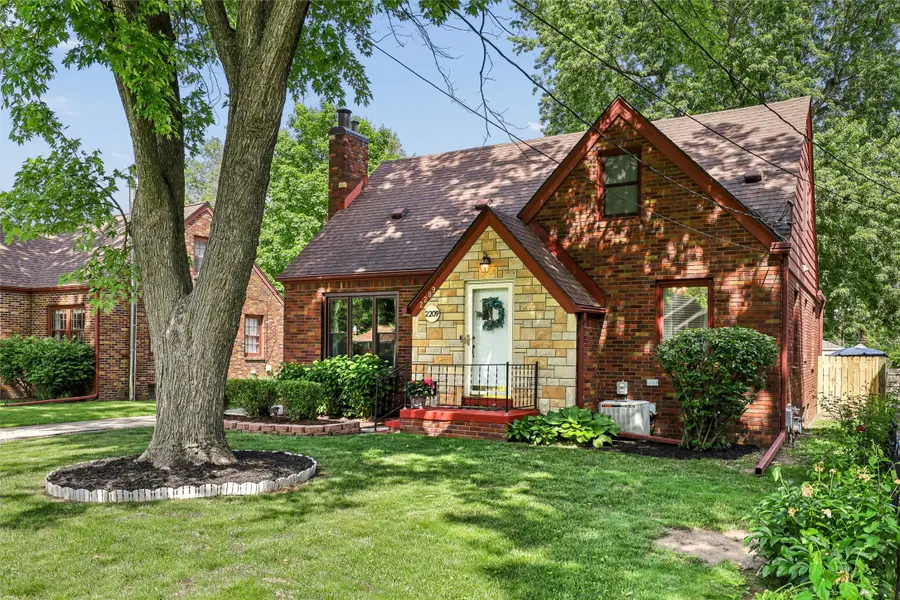 2209 34th Street, Des Moines, IA 50310 - #2