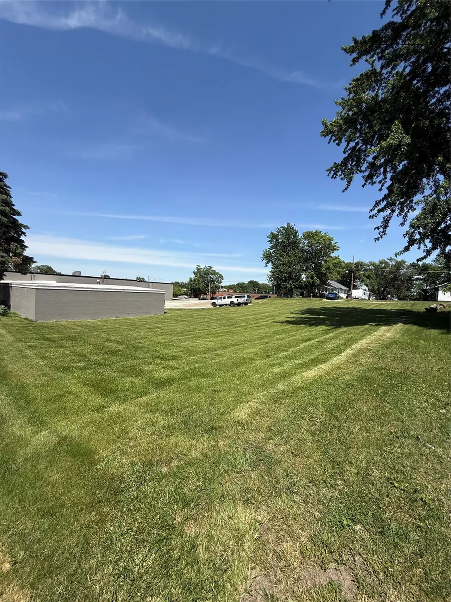 125 E 11th Street S, Newton, IA 50208 - #3