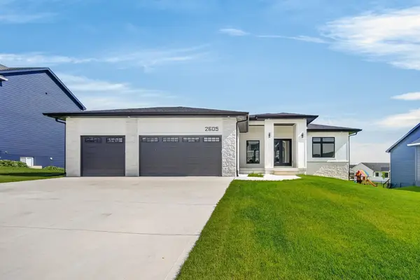 2605 Blooming Heights Drive, Norwalk, IA 50211