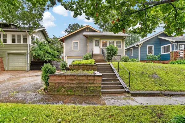 855 41st Street, Des Moines, IA 50312