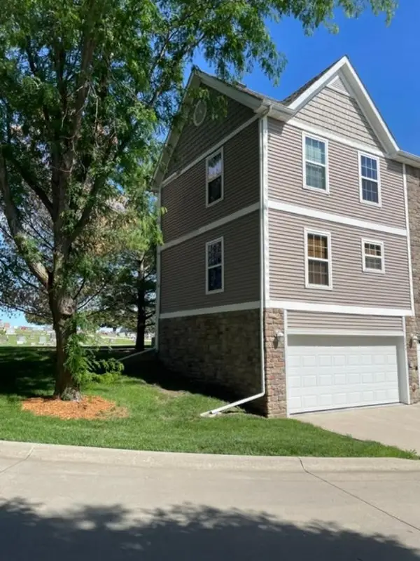 6399 Oak Creek Drive, Pleasant Hill, IA 50327