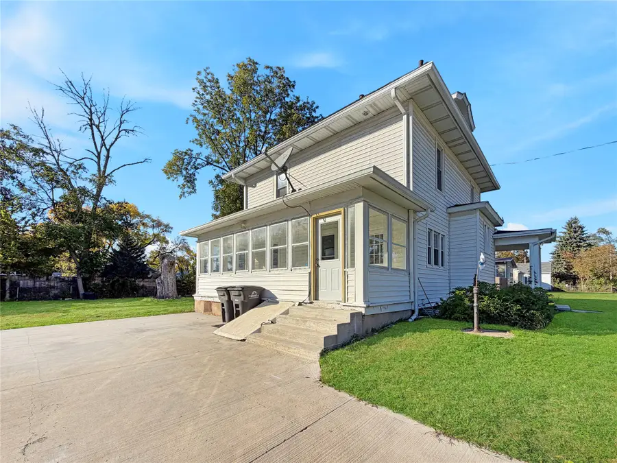 2906 Cambridge Street, Des Moines, IA 50313 - #2
