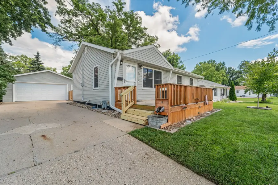 704 E 24th Street S, Newton, IA 50208 - #3