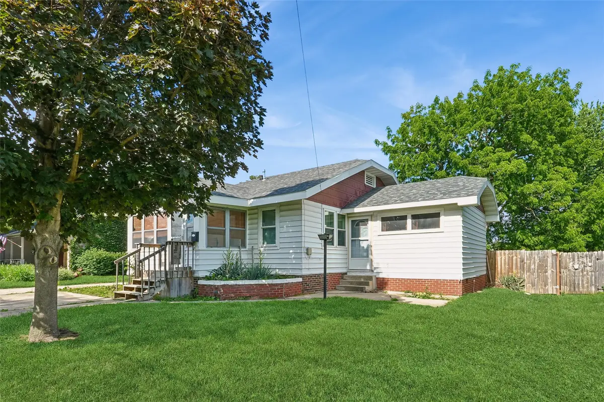 214 E 14th Street N, Newton, IA 50208 - #1