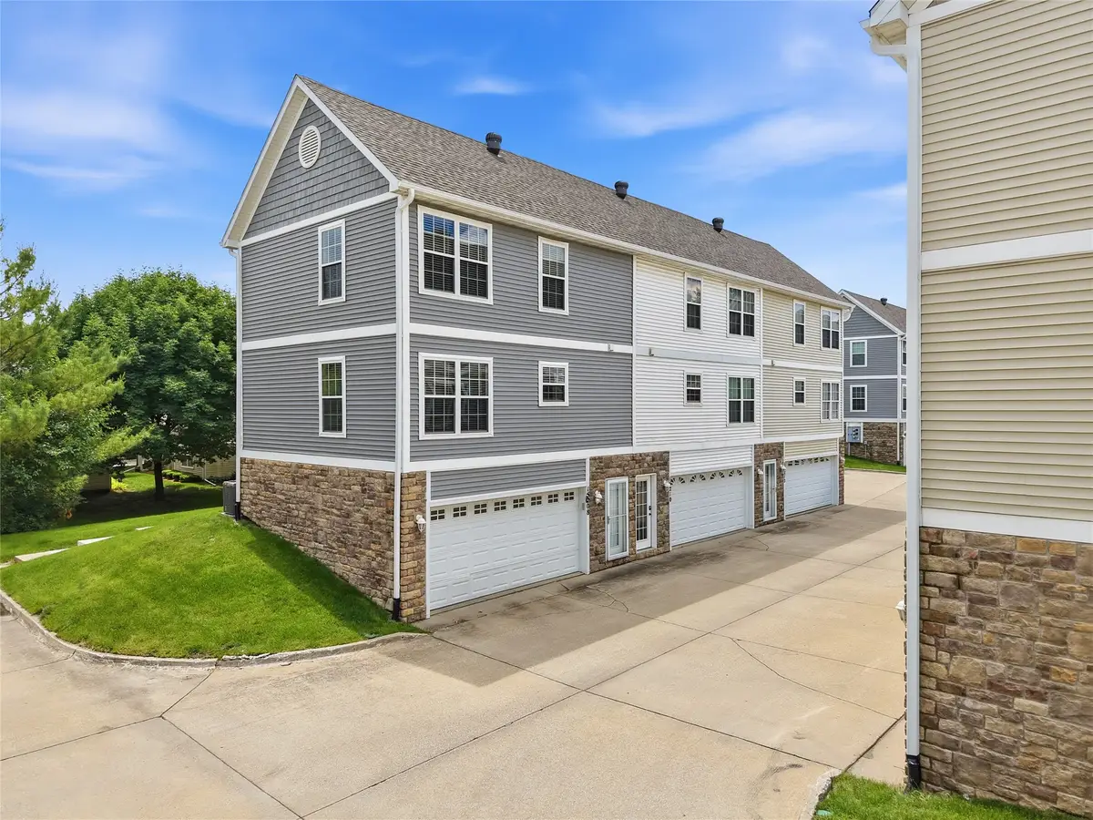 15208 Greenbelt Drive, Urbandale, IA 50323 - #1