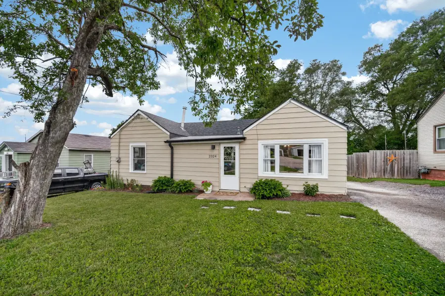 2324 E 40th Court, Des Moines, IA 50317 - #2