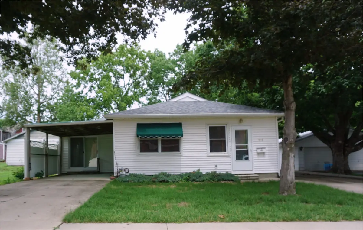 215 E Filmore Street E, Winterset, IA 50273 - #1