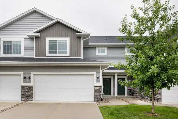 9651 Turnpoint Drive, West Des Moines, IA 50266
