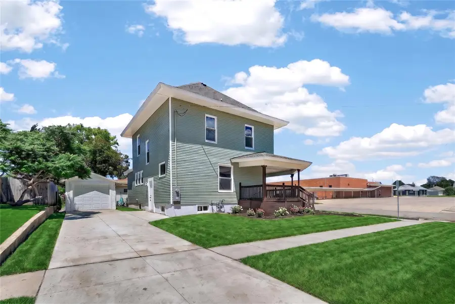 118 S 3rd Avenue E, Newton, IA 50208 - #2