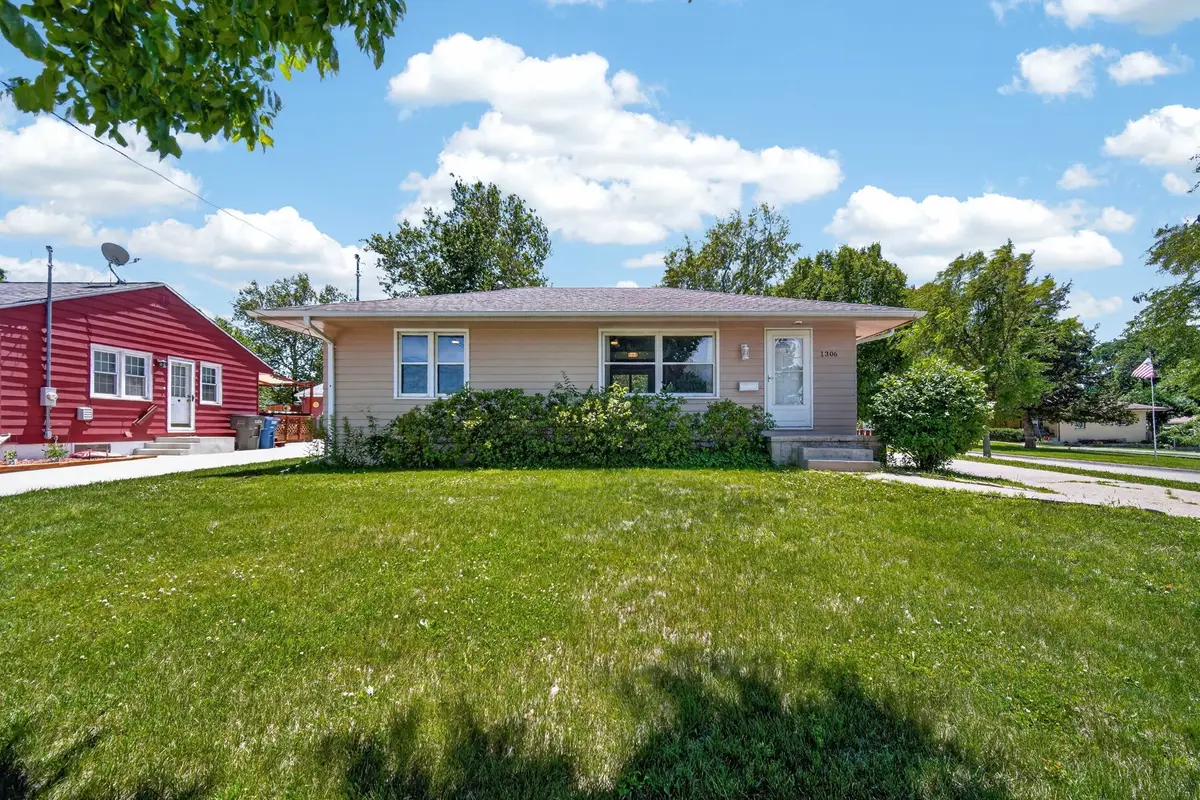 1306 Southlawn Drive, Des Moines, IA 50315 - #1