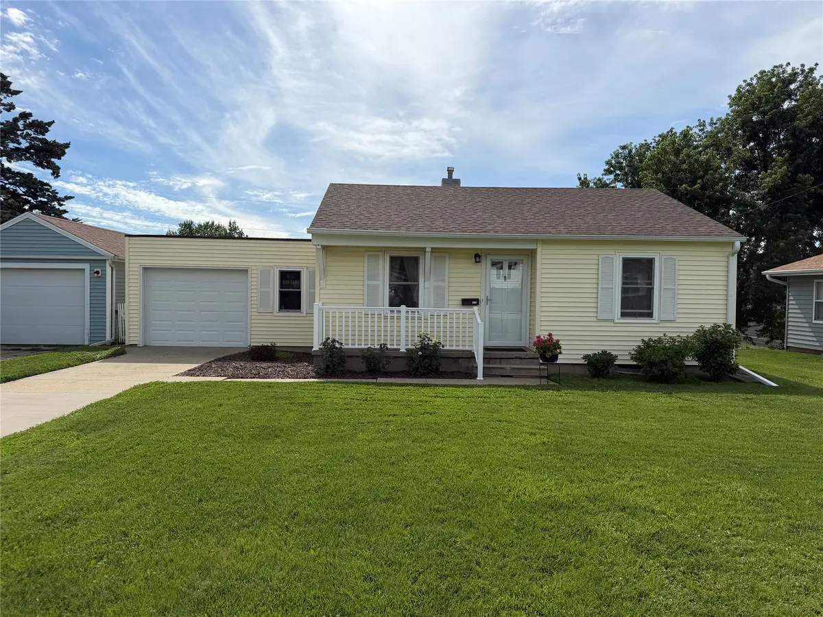 309 E 20th Street S, Newton, IA 50208 - #1